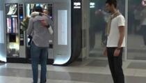 Poznati teniser zagrlio je Jelenu Đoković, a Novakova reakcija na aerodromu je sve nasmijala (VIDEO)