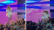 Popularna pjevačica pala na glavu tokom nastupa (VIDEO)