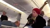 Holivudsku glumicu izbacili iz aviona jer se svađala s posadom (VIDEO)