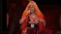 Nicki Minaj usred nastupa ispale grudi (VIDEO)