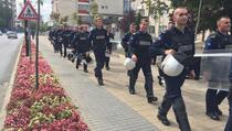 Policija maršira ulicama Prištine prije protesta (FOTO/VIDEO)