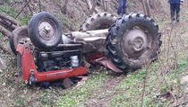 Za dvije sedmice, troje poginulo usled prevrtanja traktora