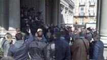Haos u Beogradu: Demonstranti blokirali ulaz u gradsku Skupštinu (VIDEO)