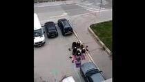 Grupa muslimana u Splitu klanjala na parkingu (VIDEO)