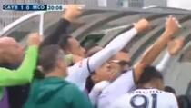 Igrači se namiještali za selfie pa primili gol iz penala, dok su pozirali sudija je... (VIDEO)