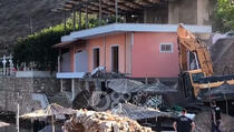 Albanske vlasti srušile restoran čiji je vlasnik napao turiste (VIDEO)