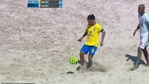 Mađioničaru stomak ne smeta: Ronaldinho "zaplesao" s loptom na plaži (VIDEO)