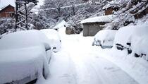 Opština Dragaš zavejana snijegom (FOTO)