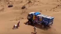 Horor na Reli Dakaru: Moćni ruski kamion Kamaz pregazio gledatelja (VIDEO)