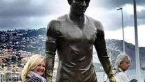 Šega u Portugalu: Posjetioci stalno nešto rade Ronaldovoj statui...