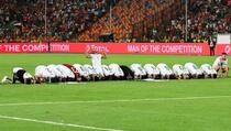 Fudbaleri Alžira nakon pobjede u finalu kolektivno pali Allahu na sedždu