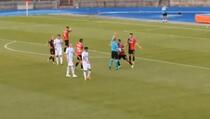 Igrač Shkëndije udario sudiju glavom na utakmici Europa lige (VIDEO)