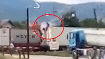 Preševo: Migrant se popeo na vagon i ušao u strujni luk (UZNEMIRUJUĆI VIDEO +18)