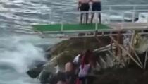 Talasi bacali ljude po dva metra u visinu, nezapamćeno nevrijeme uništilo obalu! (VIDEO)