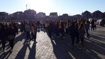 Prizren: Vlasnici marketa se potukli sa učenicima i nastavnicima iz Vučitrna