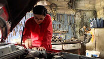 Koliko joj vjeruju: Prva žena automehaničar na Kosovu (VIDEO)