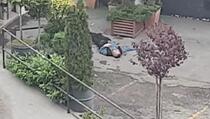 “Ljudskost” na djelu: Čovjek leži na zemlji, a ljudi ga zaobilaze, ignoriraju i preskaču (VIDEO)