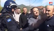 Povređeno dvadesetak mještana Štrpca u sukobu sa policijom (VIDEO)