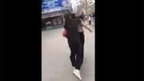 Uroševac: Muškarac nasred ulice nogama šutira Romkinju u glavu (VIDEO)
