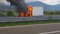 Zapalio se kamion na autoputu kod Prizrena (VIDEO)