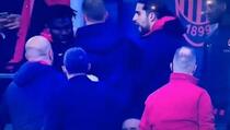 Igrači Milana se umalo međusobno potukli usred derbija (VIDEO)