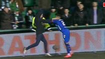 Navijač usred utakmice uletio na teren i napao fudbalera (VIDEO)