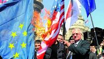 Šešelj u centru Beograda zapalio zastave EU i NATO saveza, pa negirao GENOCID u Srebrenici…