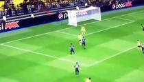 Golman u FIFA-i 20 u jednom potezu obranio udarac i zabio gol (VIDEO)