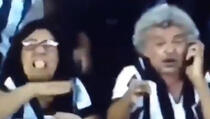 Dvije bake divljaju na tribini! Jedna pokazuje srednji prst, druga poziva na klanje (VIDEO)