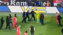 Huligani u utrčali na teren, igrači im se suprotstavili (VIDEO)