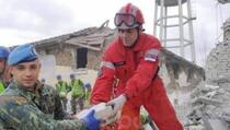 Lajmi: Albanski vojnik i srpski spasilac ujedinjeni u spasavanju žrtava zemljotresa