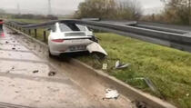 Skupocjenim Porscheom zabila se u ogradu (VIDEO)