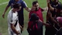 Ibrahimović se uhvatio za međunožje dok se raspravljao s navijačem