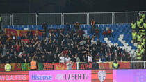 Crnogorski navijači se sukobili sa obezbjeđenjem na stadionu "Fadil Vokrri"