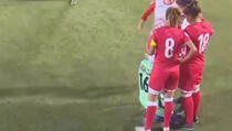 Tokom igre fudbalerki spao hidžab, uslijedila nevjerovatna reakcija protivničke ekipe (VIDEO)