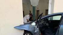 Automobilom se zabio u ulaz džamije u Francuskoj