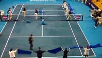 Pogledajte kako Kinezi suše teniski teren nakon obilne kiše… (VIDEO)