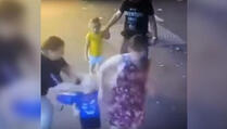 Žena iz čista mira nožem napala trogodišnjeg dječaka (VIDEO)