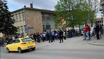 Gužve u Prizrenu: Nezaposleni građani se prijavljuju zbog paketa hitne pomoći (VIDEO)