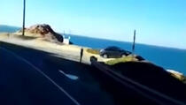 Snimak iz SAD: Automobilom sletio sa litice u okean (VIDEO)
