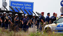Haos na granici Mađarske i Srbije: Migranti probili ogradu, policija pucala
