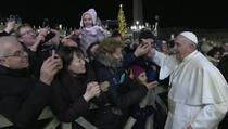 Papa Franjo se toliko naljutio na hodočasnicu da ju je UDARIO... (VIDEO)