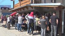 Veliki broj Albanaca u redovima ispred banke u Gračanici za pomoć Vlade Srbije od 100 eura (VIDEO)