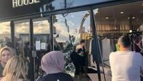 Automobil "uletio" u prodavnicu hidžaba, povrijeđeno najmanje 12 ljudi