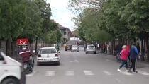 Nakon ublažavanja mjera u Prizrenu veliki broj ljudi i vozila na ulicama (VIDEO)