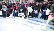 Proizvođači mlijeka najavljuju blokade puteva u znak protesta