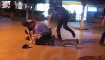 Policija brutalno savladala muškarca na ulici zbog nenošenja maske