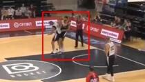 Slavni košarkaš prišao rivalu s leđa i mučki ga udario (VIDEO)
