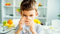 Koliko čaša vode trebaju piti djeca