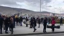 Na aerodromu u Prištini dijasporu dočekuju uz ples i bubnjeve